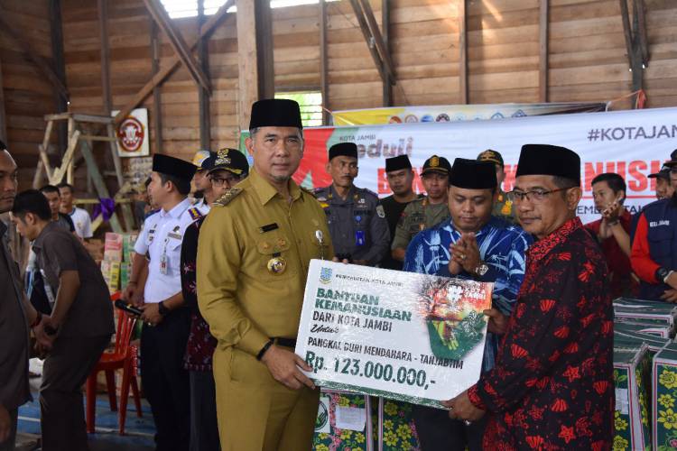 Pimpin Misi Kemanusiaan, Wako Fasha Disambut Haru Warga Pangkal Duri