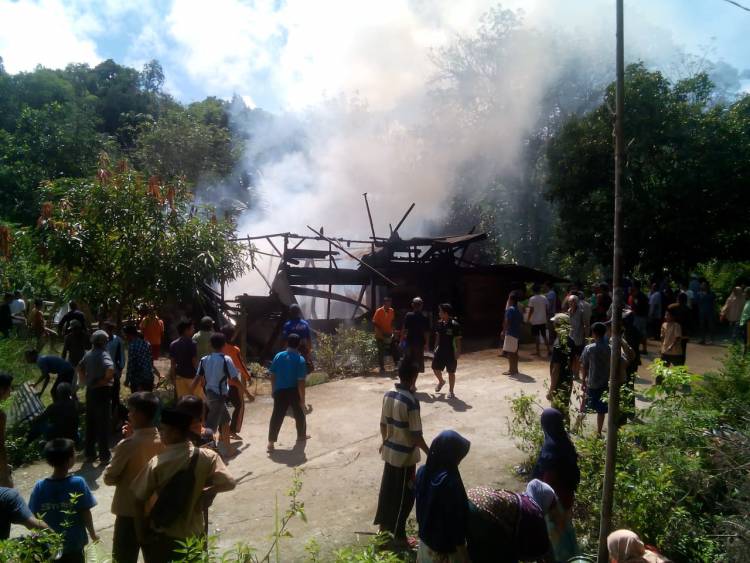 Ditinggal Pergi, Rumah Warga Batang Asai Sarolangun Terbakar Tak Bersisa
