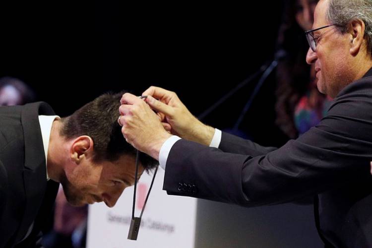 Messi Dianugerahi Penghargaan "Creu De Sant Jordi"