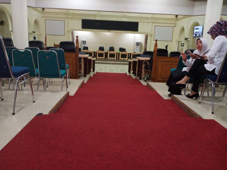 Paripurna DPRD Sarolangun Molor, Pejabat Pulang