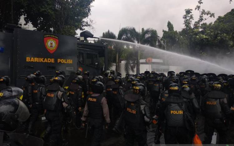 Polisi Halau Massa di Jalan Brigjen Katamso