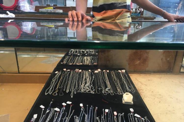 Demonstrasi Ricuh, Pedagang Emas Grogol Khawatir