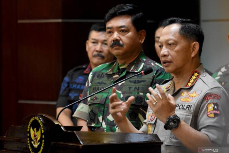 Tito Tunjukkan Senjata Api untuk Aksi 22 Mei