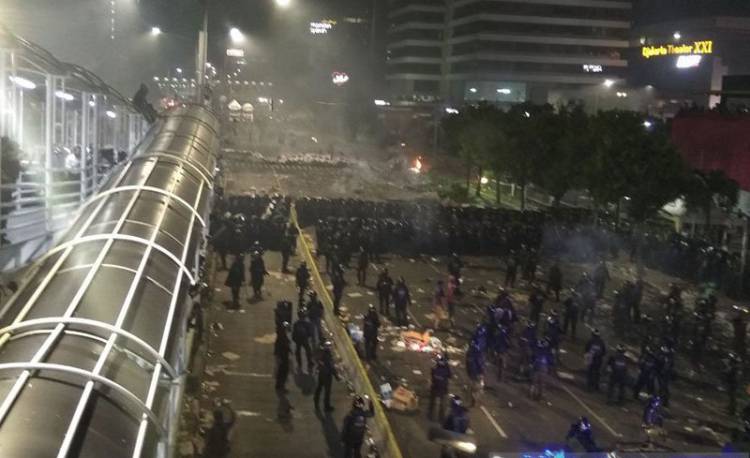 Polisi Semprot Massa Ricuh di Bawaslu dengan Water Canon