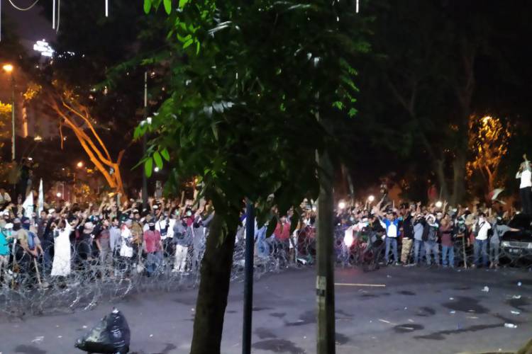 Aksi di DPRD Sumatera Utara Ricuh