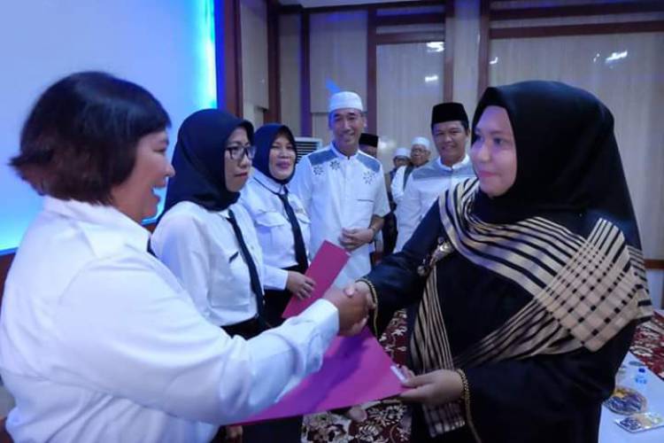 Bupati Muarojambi Masnah Serahkan 31 SK CPNS Bidan PTT