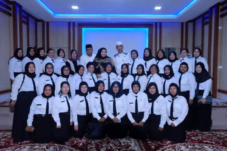 Bupati Muarojambi Masnah Serahkan 31 SK CPNS Bidan PTT