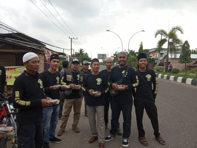 Waka DPRD Muaro Jambi Bersama Club Motor Son Of Srigati Bagi-bagi Takjil