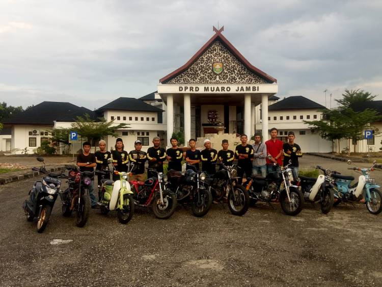 Waka DPRD Muaro Jambi Bersama Club Motor Son Of Srigati Bagi-bagi Takjil