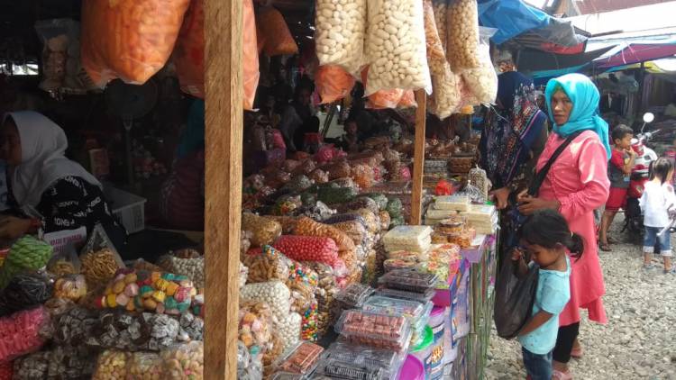 Duh! Penjual Kue Lebarannya Membludak, Pembelinya Malah Sepi