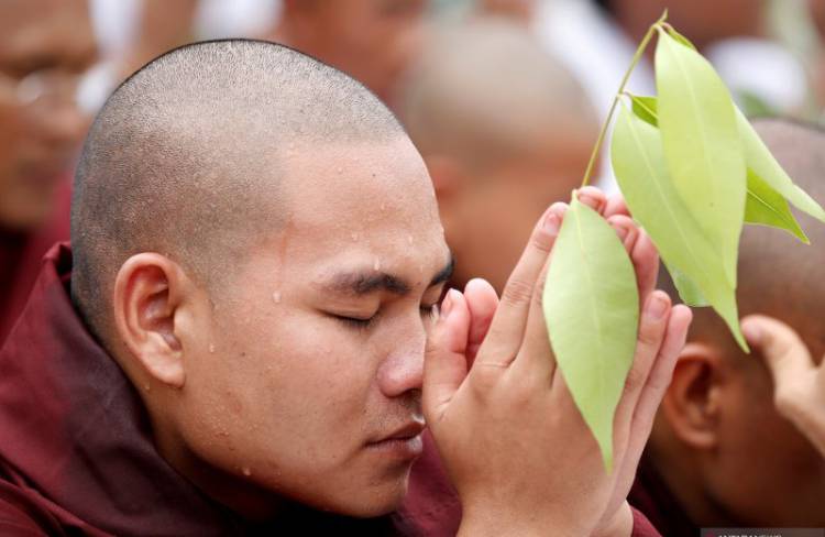 Pendukung Wirathu Pendeta Garis Keras Myanmar Protes Surat Penangkapan
