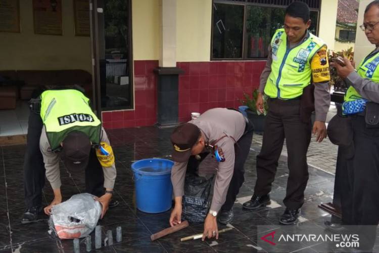 Polisi Amankan Ratusan Petasan Dari Rumah Korban Ledakan