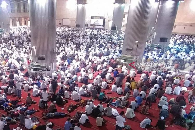 Ribuan Jamaah Padati Istiqlal di Malam Iktikaf