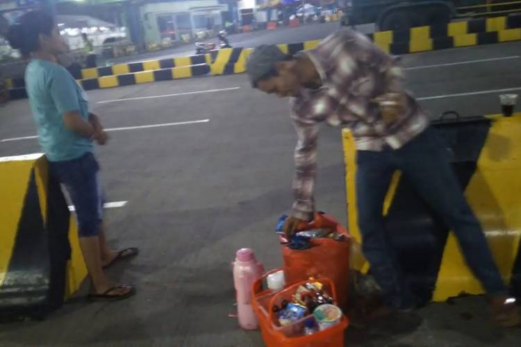 Mengais Rejeki di Pelabuhan Merak, Pedagang: Kami Untung Rp300 Ribu