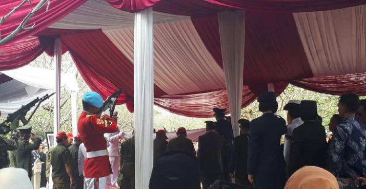 Haru! SBY dan Keluarga Tabur Bunga di Pusara Ani Yudhoyono