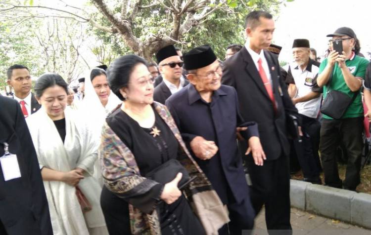 BJ Habibie dan Megawati Hadiri Pemakaman Ani Yudhoyono di Kalibata