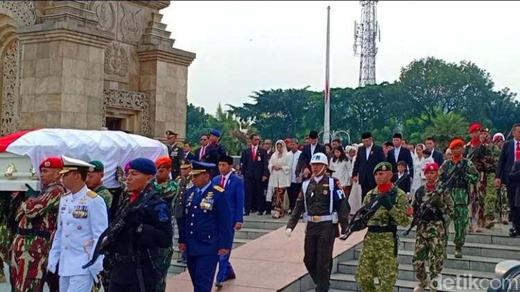 Jokowi: Dengan Memohon Ridho Allah, Marilah Kita Lepas Ibu Ani Yudhoyono