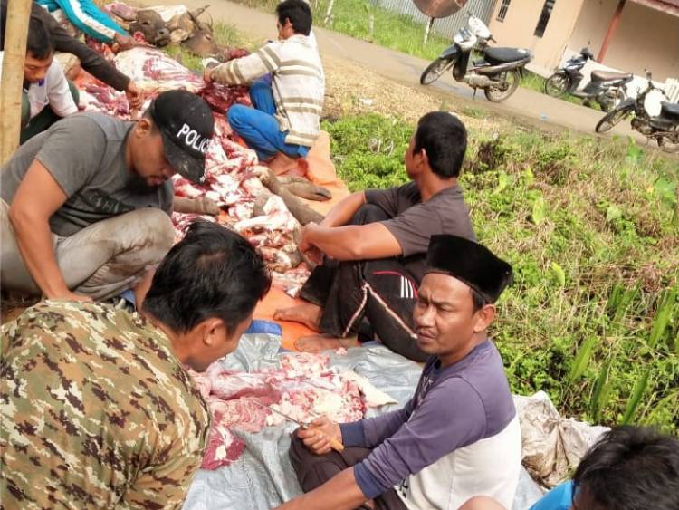Bupati Romi Sembelih 7 Sapi Lalu Bagikan Ribuan Sembako dan Sarung