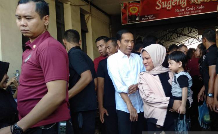 Jokowi Ajak Keluarga, Cucu dan Menantu ke Pasar Gede
