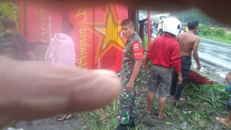 Di Pekanbaru Bus Sarat Penumpang Gagal Menanjak dan Terbalik