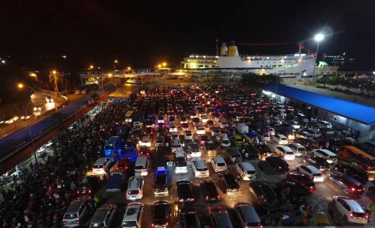 Antrian Kendaraan di Bakauheni Capai Empat Kilometer