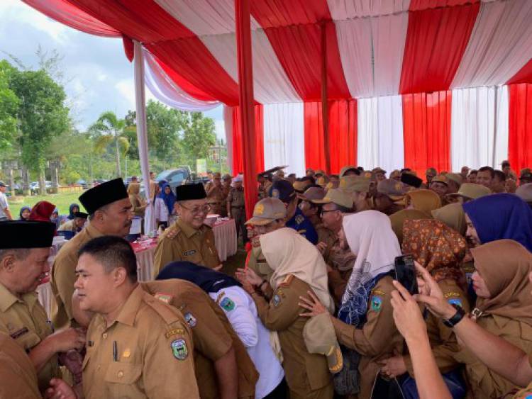 Merasa Banyak Salah, Bupati Sarolangun Minta Maaf