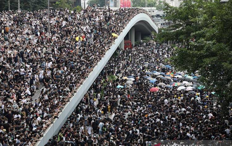 Unjuk Rasa Ribuan Orang Lumpuhkan Hong Kong
