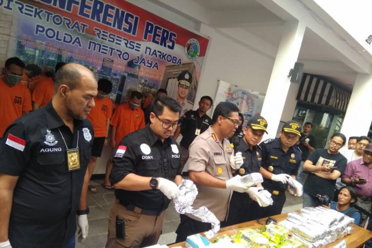 Dua WN Malaysia Dibekuk Selundupkan Sabu Dalam Mesin Pembuat ES