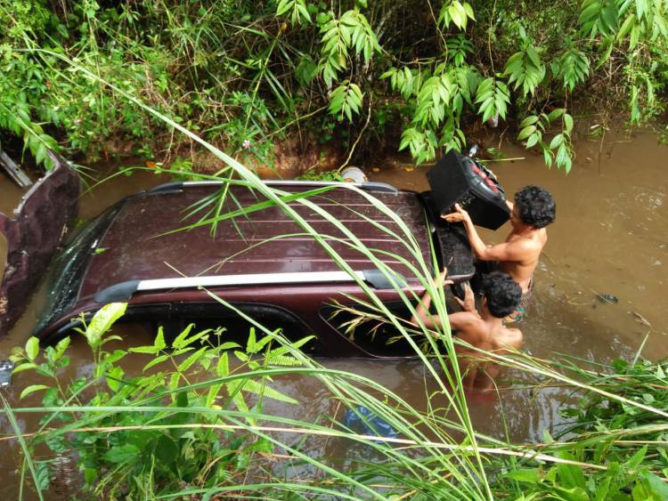 Mengelak Lobang, Minibus Terios Masuk Jurang 10 Meter di Bungo