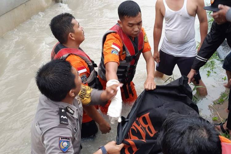 Duh! Ternyata Korban Tewas Akibat Banjir Pekanbaru Adalah Pengantin Baru