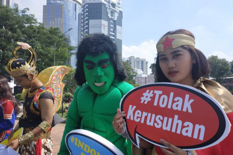 Belasan Superhero Demo Damai Sidang MK