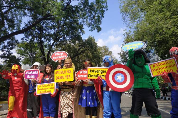 Belasan Superhero Demo Damai Sidang MK