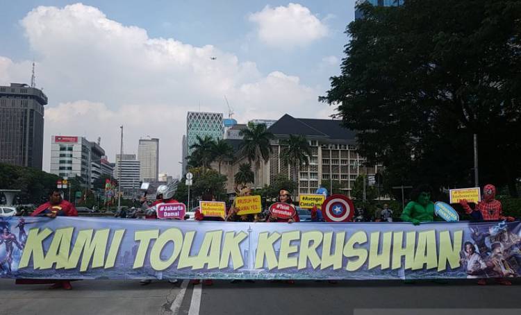 Belasan Superhero Demo Damai Sidang MK