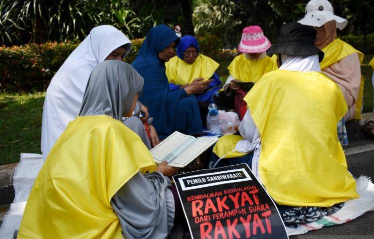 Massa Aksi Baca Al Quran di Sekitar Gedung MK