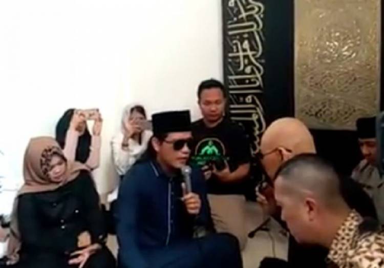 TAKBIR! Deddy Corbuzier Masuk Islam