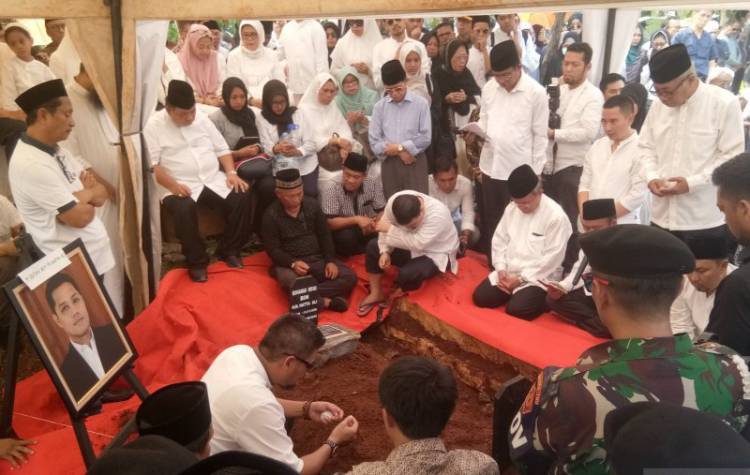 Isak Tangis Keluarga Ketua MA, Saat Irfan Dimakamkan di TPU Karet Bivak