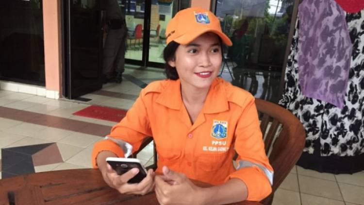 Selha Purba, Pasukan Orange Cantik yang Viral di Medsos Ditabrak Motor Saat Menyapu
