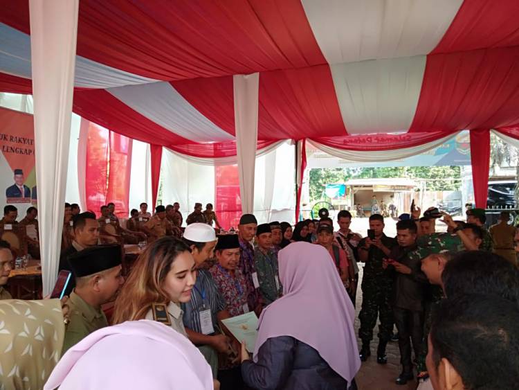 Bupati Masnah Serahkan 300 Sertifikat Tanah Program PTSL untuk Warga Muarokumpeh