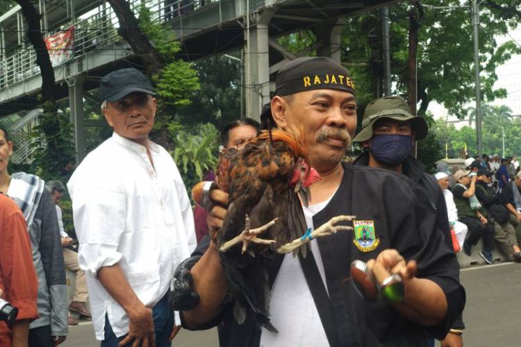 Aksi Debus Jawara Banten Hibur Pendemo di Patung Kuda