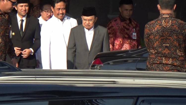 Wapres JK Jenguk Risma Surabaya yang Sedang Dirawat