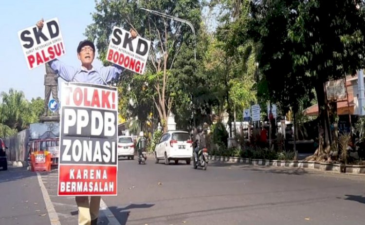 Seorang Warga Solo Aksi Tolak Sistem PPDB