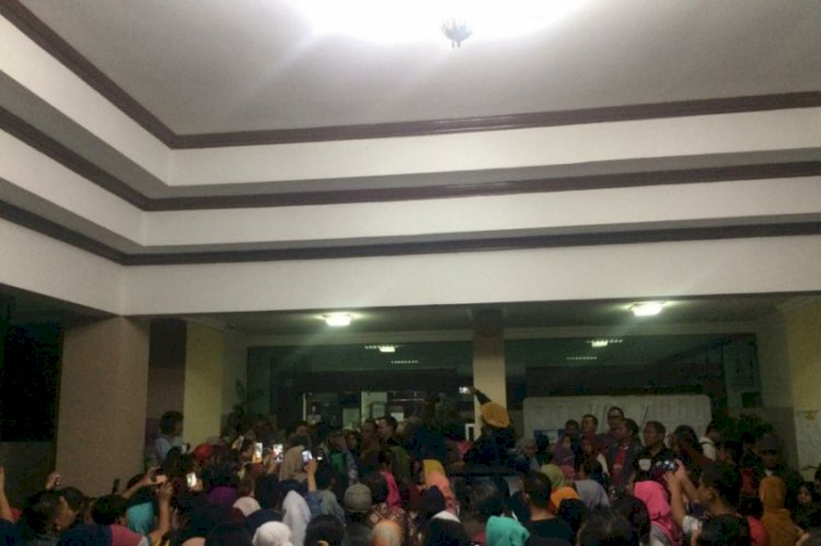 Sistem Daring Macet, Ratusan Orang Tua Datangi Disdik Sleman Hingga Malam Ini