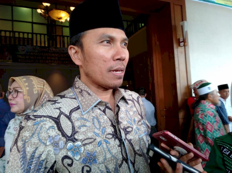 Ada Apa Edi dan CE? Kok Lengket Ya?