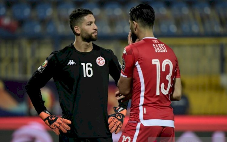 Kiper Tunisia Minta Maaf Atas Reaksinya Saat Diganti Jelang Pinalti