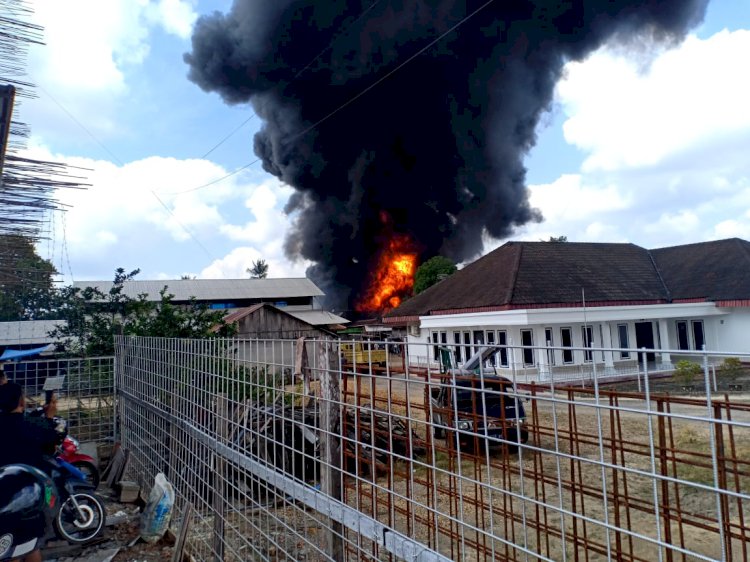 BREAKING NEWS!! Kebakaran Hanguskan Diduga Gudang Minyak di Sijinjang