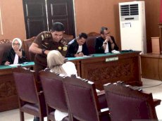 Gunakan Tasbih Saat Sidang, Ratna Ditegur Hakim