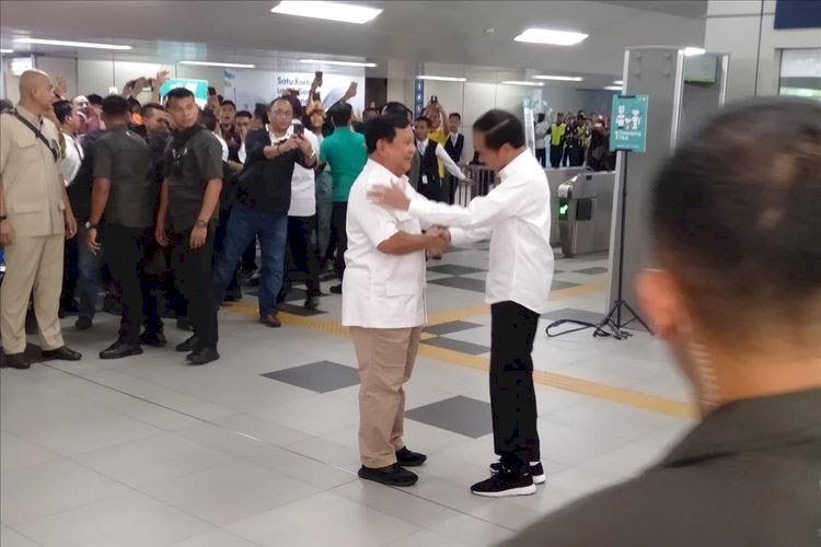 Bertemu di Stasiun Lebak Bulus, Jokowi dan Prabowo Naik Kereta MRT Bersama