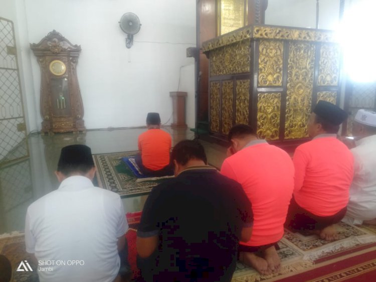 Salat Zuhur Berjamaah Al Haris Imam, Tiga Bupati Makmum