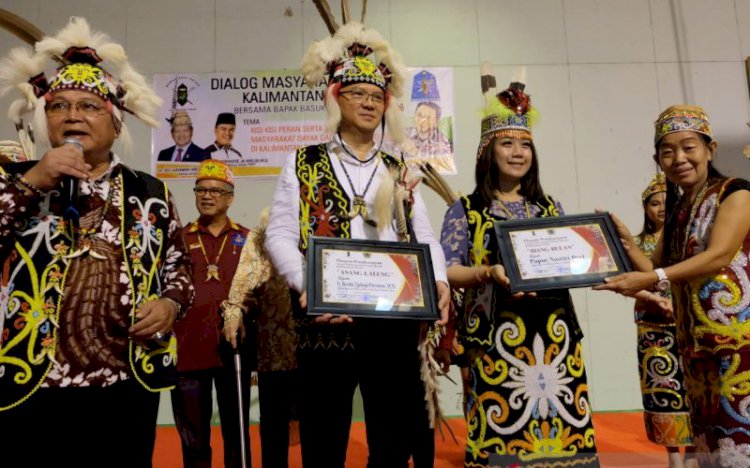 Ahok Dapat Gelar Kehormatan Masyarakat Dayak