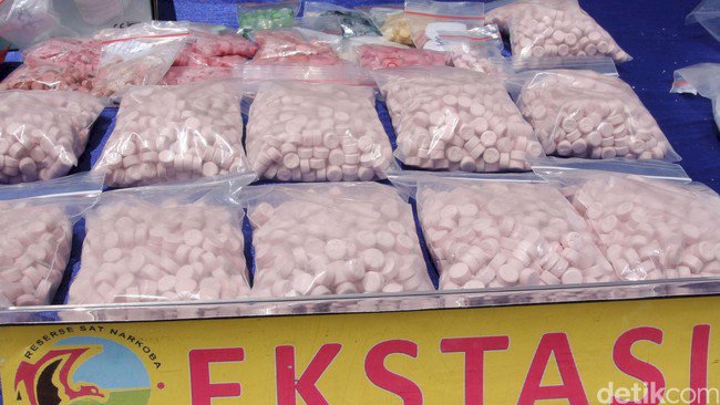 Begini Aksi Polisi Riau Menyamar Tangkap Mahasiswi Cantik Pengedar Ekstasi